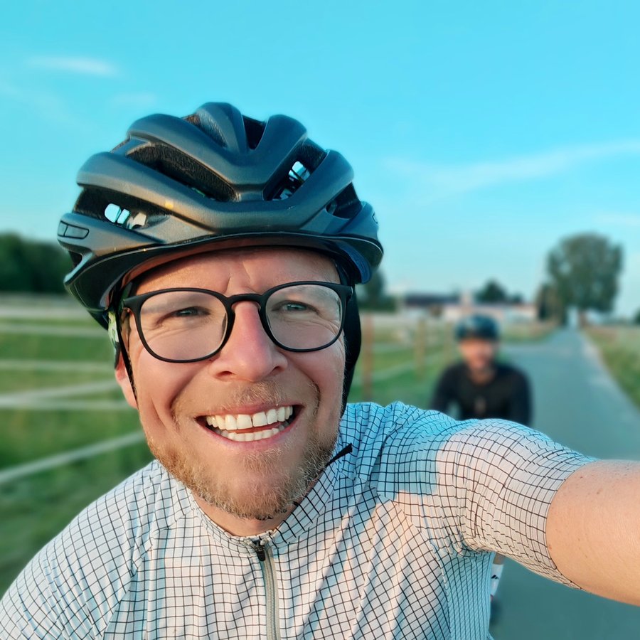 Marcel Neyka mit Fahrradhelm auf einer Landstraße